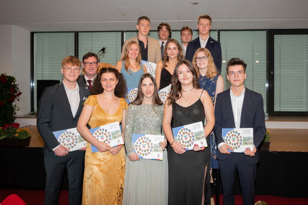 Zeugnisverleihung 2025 - Landrat Bayerstorfer ehrt die Besten des Landkreises Erding