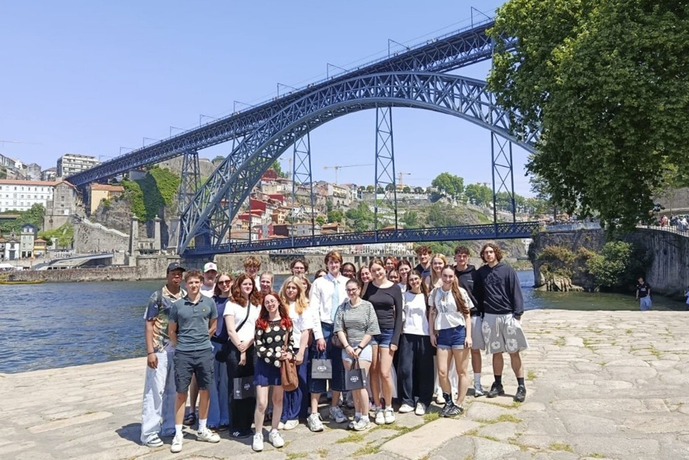 Schülerinnen und Schüler mit Lehrkräften in Portugal
