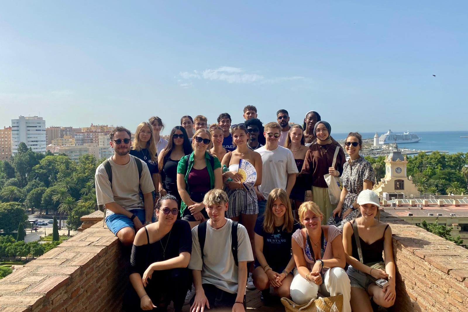 Schülerinnen und Schüler mit Lehrkräften in Málaga