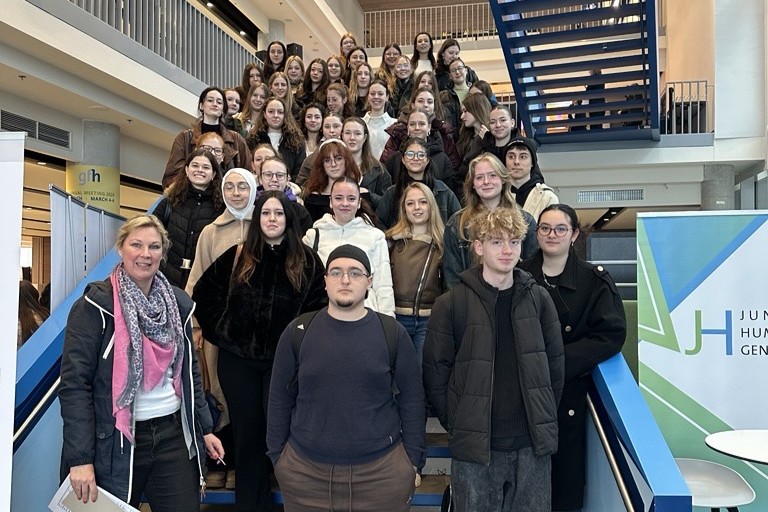 Schüler der S12-Klassen mit Fr. Bachmeier