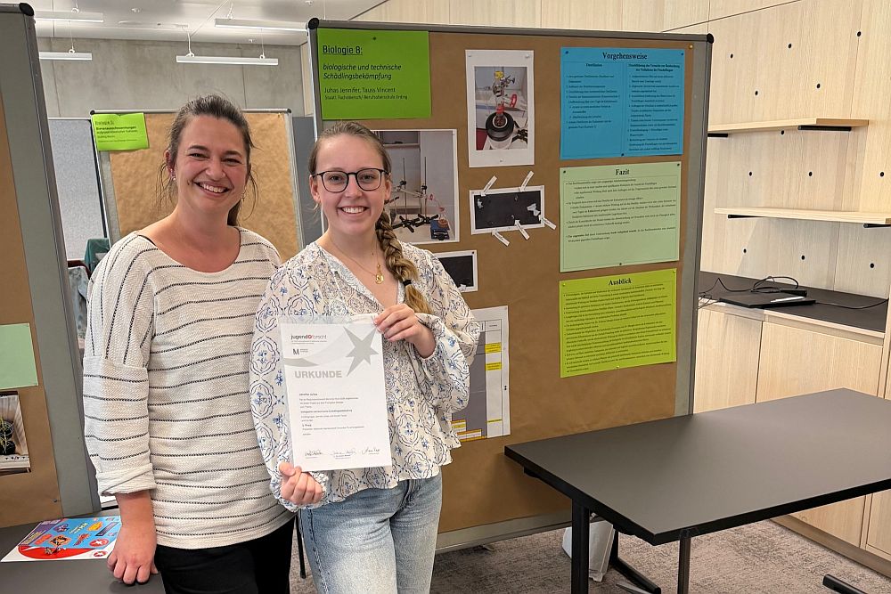 Preisträgerin Jennifer Juhas (r.) mit Biologie-Lehrerin Isabella Kurz