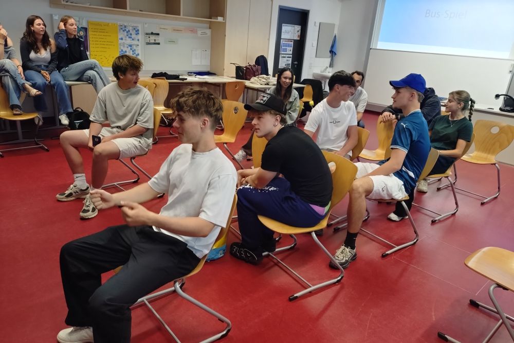 Die Schülerinnen und Schüler beim Rollenspiel im „Bus“.